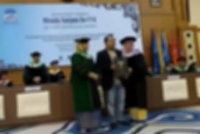 Kakak mahasiswa UIN Jakarta yang meninggal di hari wisuda, Imam Rosyadi mewakili mengambil ijazah adiknya