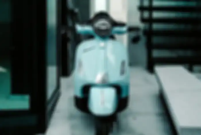 Ubahan bagian depan Vespa GTS disediakan Rizoma, dari sportscreen, cover horn dan spion bar end.