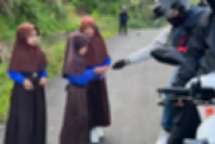 Member GTR150 Riders membagikan ATK kepada anak sekolah.