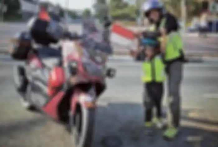 Lilik Gunawan dan Balda yang berusia 4 tahun, viral setelah melakukan perjalanan dari Jambi ke Mekah naik Yamaha NMAX.