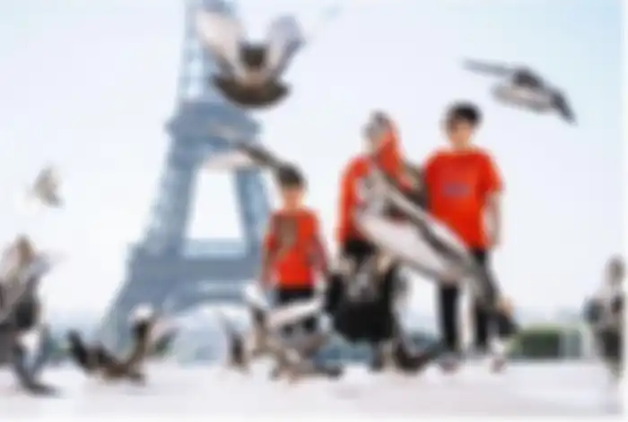 Dine Mutiara Aziz tampak berfoto dengan kedua anaknya dengan latar belakang Menara Eiffel, di Paris, Prancis.