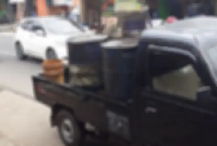 Pengepul oli bekas mendatangi setiap bengkel motor.