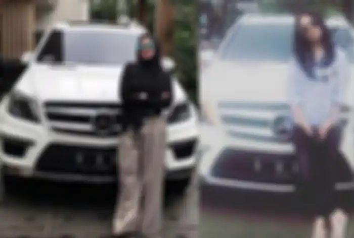 Sarita Abdul Mukti dan Jennifer Dunn berpose didepan mobil yang sama