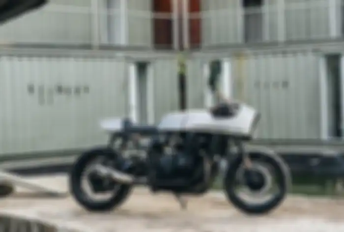 Yamaha Fazer 600 cafe racer, sebagai finishing dengan mencampurkan hologram dan gunmetal grey, serta pakai clear coat spies hecker dan grafis Treasure Garage