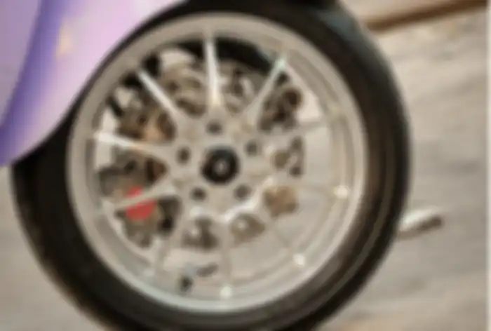 Motor modifikasi Vespa Primavera 150, pelek MK Factory yang dibalut ban Mitas MC34.