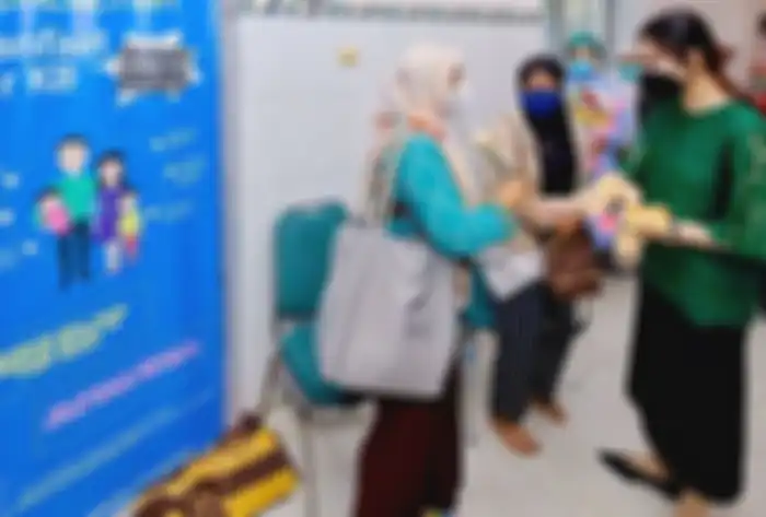 Selvi Ananda ketika sedang membagikan bunga
