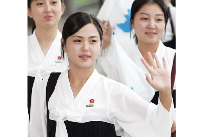 Ri Sol Ju pernah menjadi pemandu sorak.