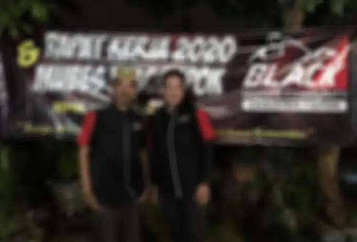 Penasehat BMC Depok (Babe Rizal) berpose dengan Ketum BMC Depok yang baru periode 2020-2022, Sist Widya.