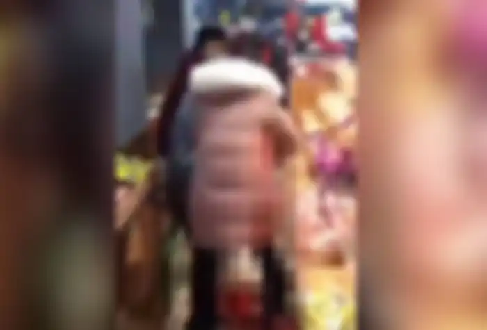 Remaja perempuan tusuk kakek dan bocah saat rebutan antiseptik.