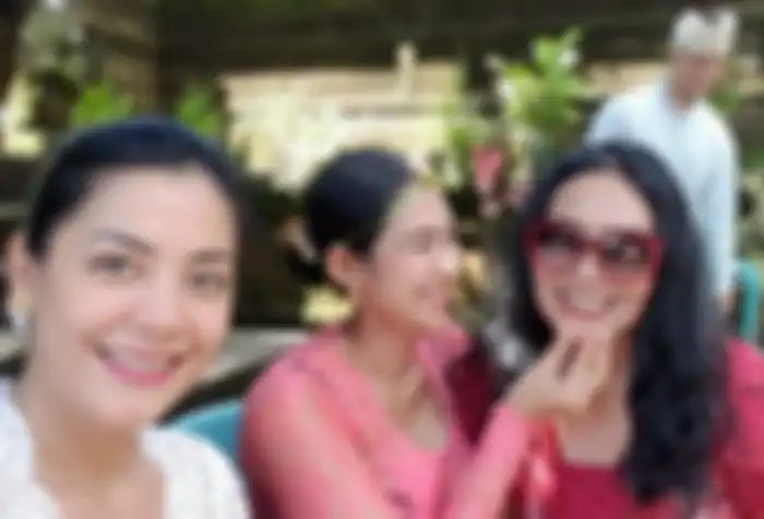 Lulu Tobing turut hadir dalam upacara otonan anak kedua Happy Salma 