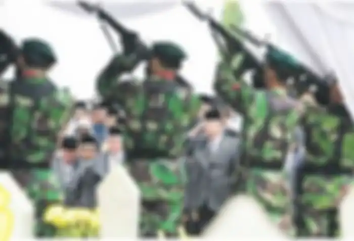 Tembakan Salvo melepas kepergian Ainun.
