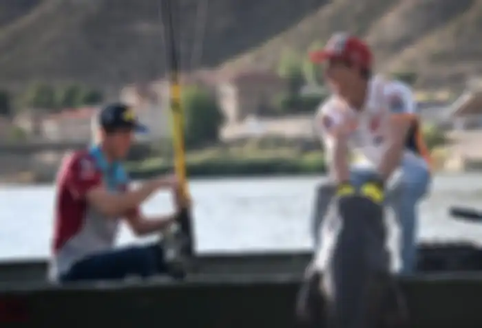 Marc Marquez mengangkat Catfish raksasa hasil mancing di Spanyol.