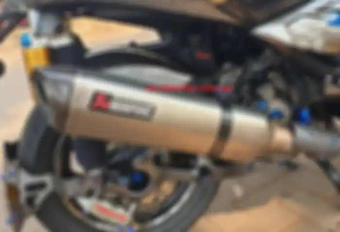 Knalpot Akrapovic bikin tampilan makin sangar.