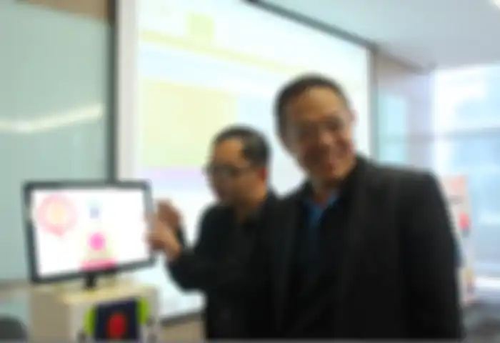 Abdy Tarmiansyah ketika menampilkan demo pertandingan antara manusia melawan robot dalam segi bisnis