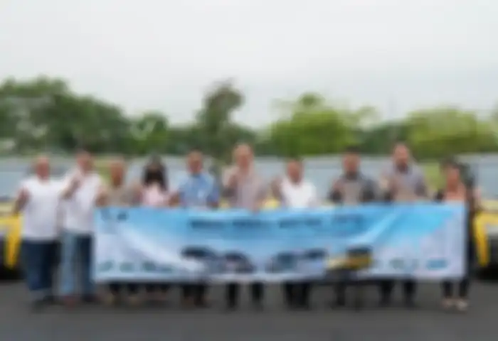 Proses serah terima mobil listrik Wuling Air Ev kepada Jusuf Hamka.