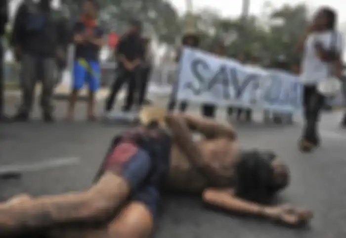 Sejumlah Mahasiswa Pencinta Lingkungan (MAPALA) Banten menggelar aksi teatrikal di depan Kantor Bupati Serang, di Serang, Banten, Senin (26/8/2019)