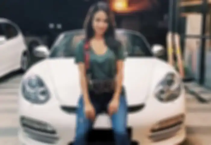 Keuangan muali menipis, Vanessa Angel sampai jual mobil Porsche Boxster miliknya. 
