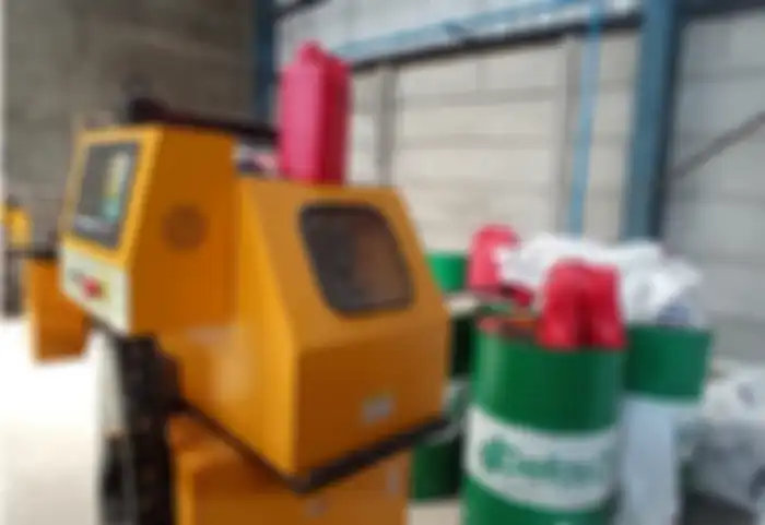 Alat pres label oli palsu dan tutup botol ikut disita tim khusus penggerebekan gudang oli palsu di Pinang, Tangerang.