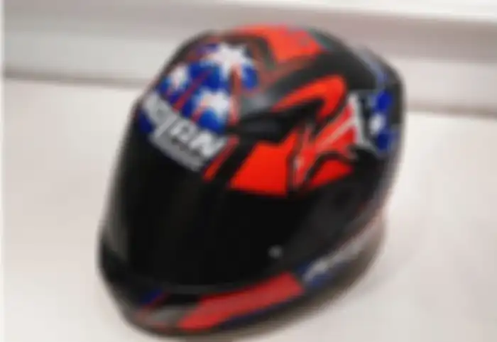 Helm bermotif Kanguru ciri khas pembalap Asal Australia casey stoner ini, sengaja di design khusus untuk dipasarkan di Indonesia secara ekslusif.
