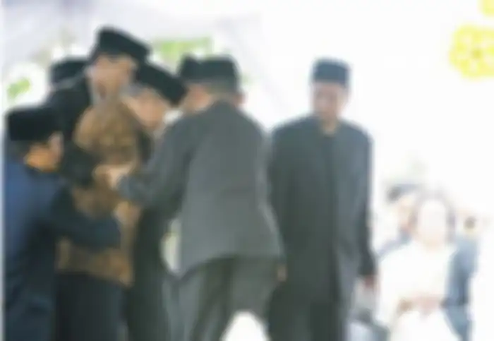 BJ Habibie tak kuasa membendung deru air matanya.