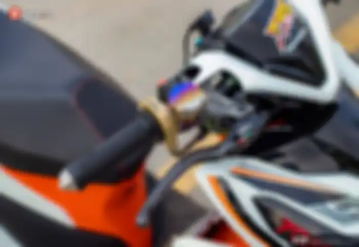 Master rem Brembo RCS Corsa Corta dan gas spontan Domino terpasang di area kokpit.