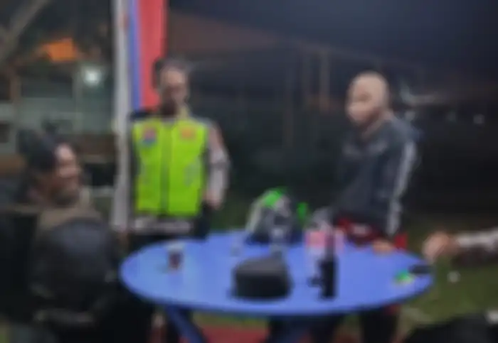 Adam (kiri) pemudik motor asal Kediri akhirnya bertemu dengan istrinya Siti Aminah setelah tertinggal di Brebes, Jawa Tengah.