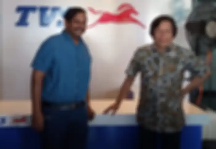 Rajesh Ramani, Direktur PT TVS Motor Company Indonesia (kiri) bersama Ali Mardani, Owner TVS Cengkareng.