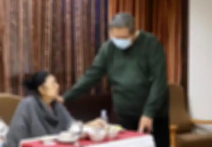 Ibu Ani Yudhoyono didampingi SBY saat masih dalam perawatan di Singapura.