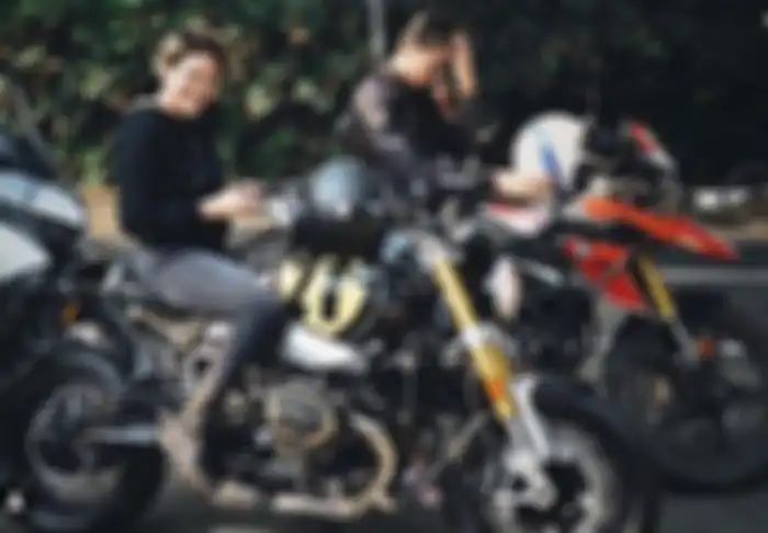 Nikita Mirzani di atas BMW R Nine T Spezial.