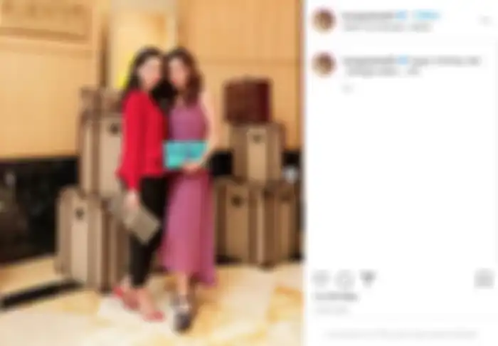 Bunga Zainal berfoto bersama wanita cantik yang disapanya sebagai adik