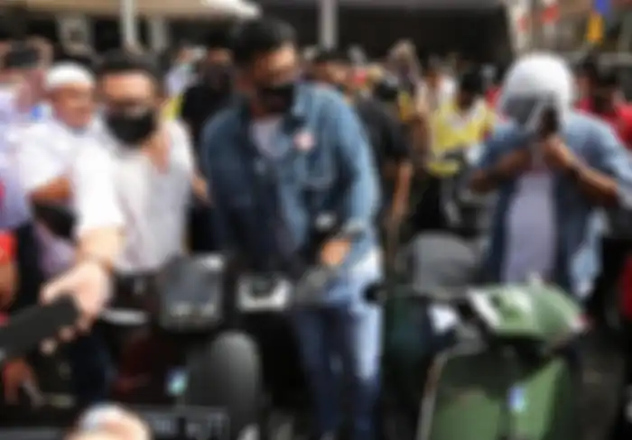 Menantu Presiden Jokowi Bobby Nasution saat riding bareng naik Vespa