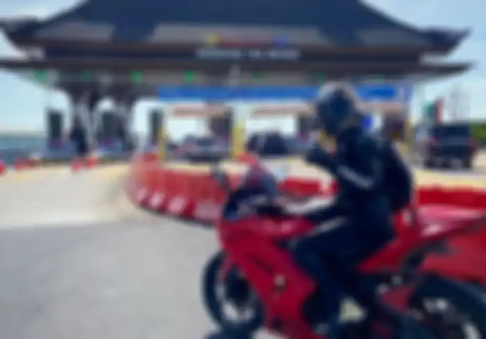 Pemotor bersiap masuk ke gerbang tol Benoa, di Bali.