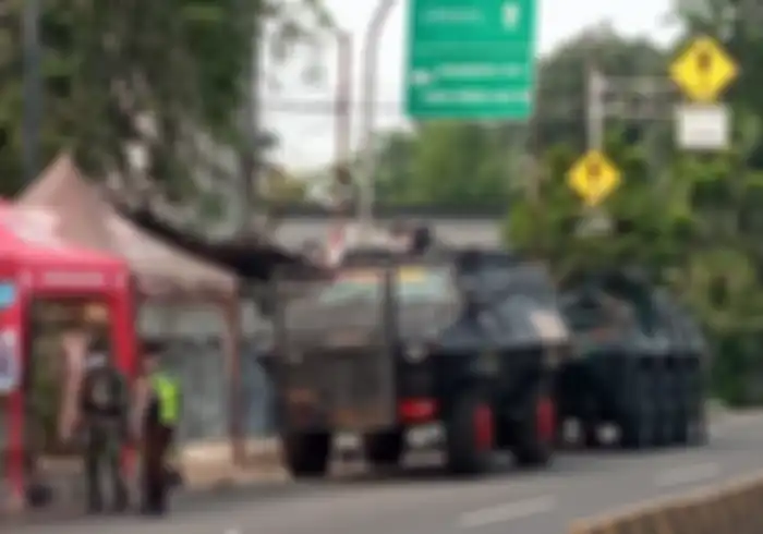 Anggota TNI dan polisi berjaga-jaga disekitar lokasi penyekatan di Jalan Daan Mogot KM 14, Cengkareng, Jakbar