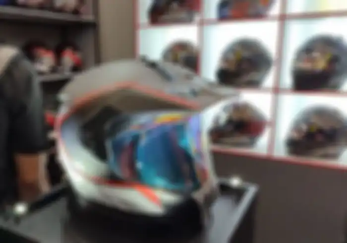 Bola resmi Piala Dunia 2022 ternyata dijual Rp 900 ribu atau setara harga helm NJS S-Cross.