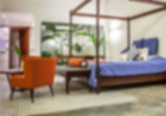 Nuansa tropis hadir dengan desain atrium untuk kamar tidur yang luas. 