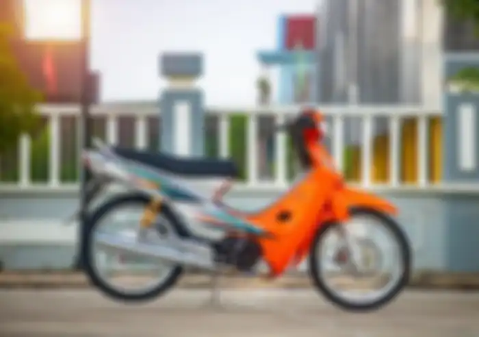 Honda Supra 'Bapak' kena modifikasi super kece, warna bodi nyentrik bertabur part berkelas