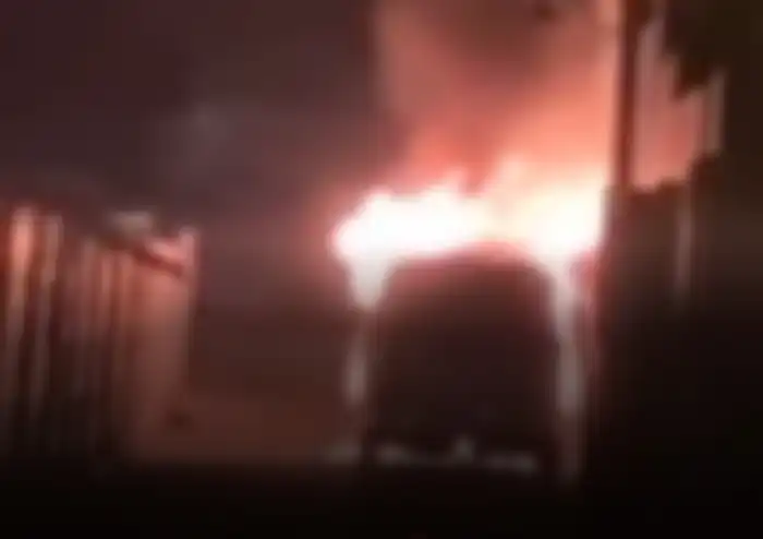 Mobil Via Vallen saat terbakar di malam hari