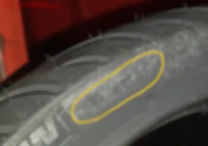 Di ban motor Michelin ada tanda rotasi dan keterangan Rear untuk ban belakang