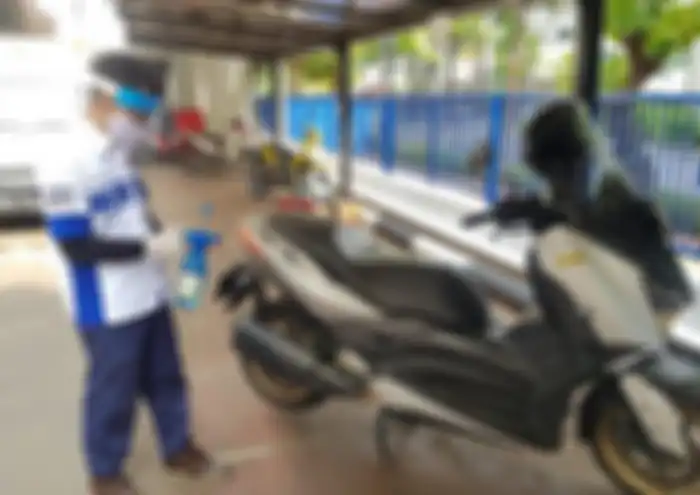 Motor konsumen disemprot disinfektan untuk mencegah penularan virus corona.