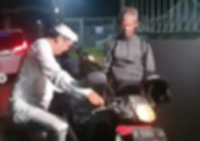 Dedi Mulyadi membantu menghidupkan motor pengantar air galon.