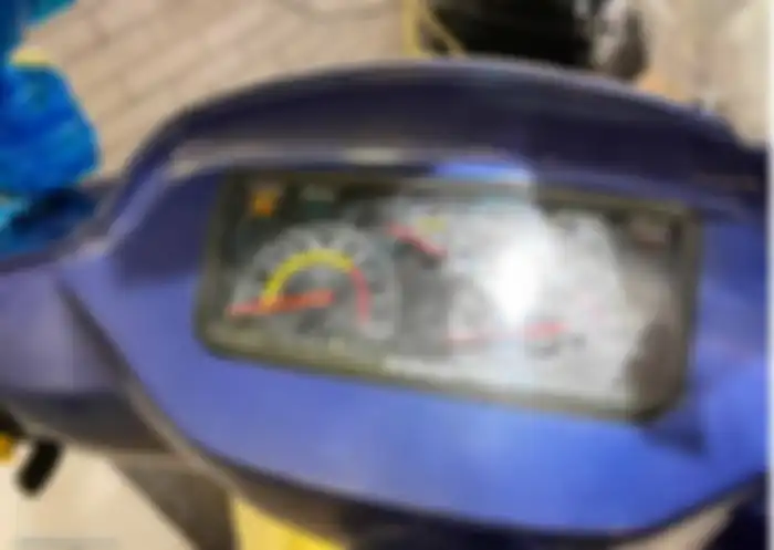 Panel instrumen analog jarum di Suzuki RGV 120 1999