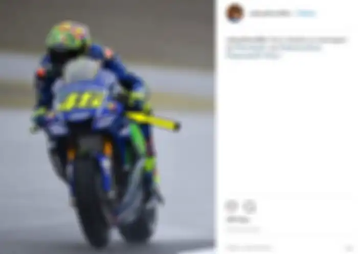 Rossi menggunakan motor dengan dua lubang di sisi kiri-kanan fairing. Foto: @valeyellow46br