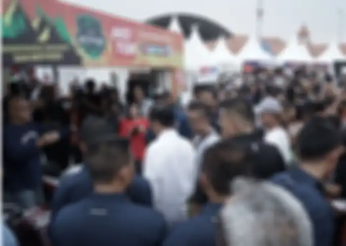 Presiden Jokowi menyempatkan mampir ke booth Motor Plus.