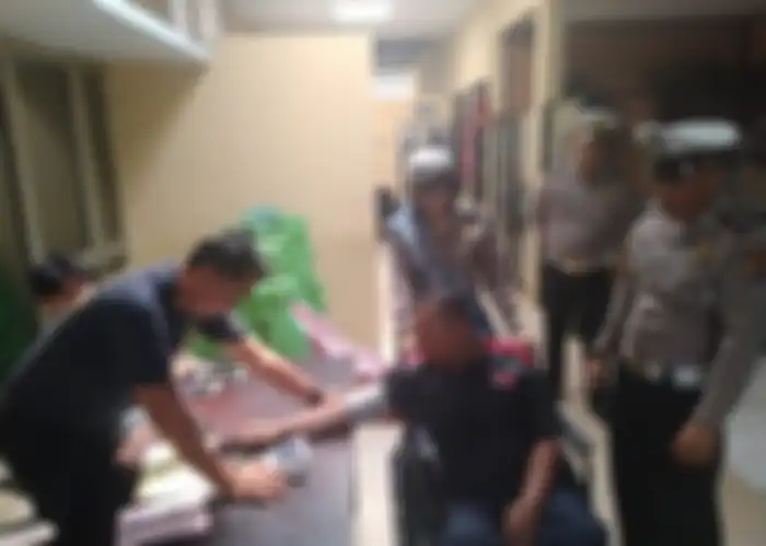 Pemohon SIM tengah menjalani pemeriksaan kesehatan.