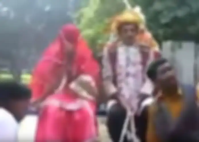 Seorang calon pengantin laki-laki membawa calon pengantin perempuan menuju rumah menggunakan keledai