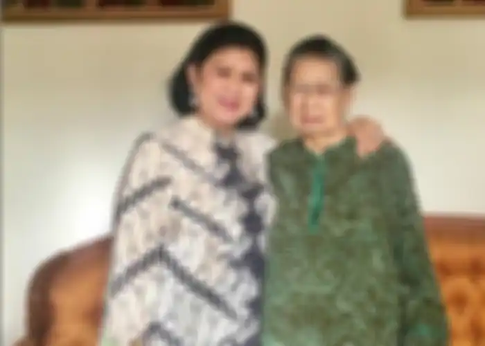 Putrinya Meninggal Lebih Dulu, Potret Ani Yudhoyono Suapi Ibunya yang Terbaring Sakit 5 Bulan Lalu Banjir Komentar