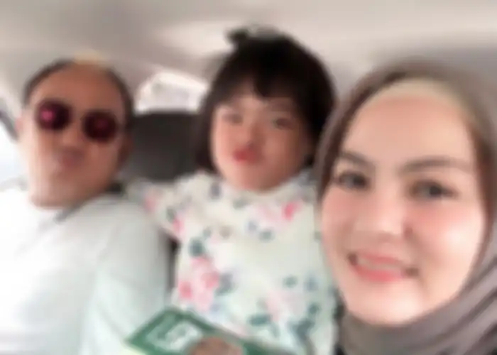 Azis Gagap bersama anak dan istri keduanya