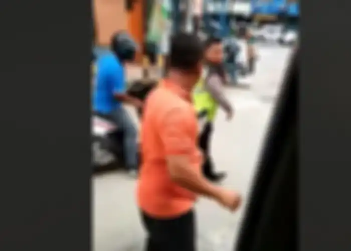 Oknum polisi terlibat keributan dengan sopir ambulans di Sumatera Barat.