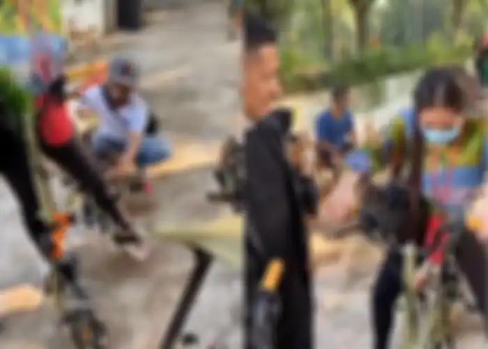 Sepeda Brompton Nagita Slavina yang menggunakan roda tambahan