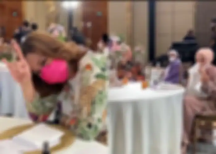 Maia Estianty duduk tepat di depan Ahmad Dhani dan Mulan Jameela